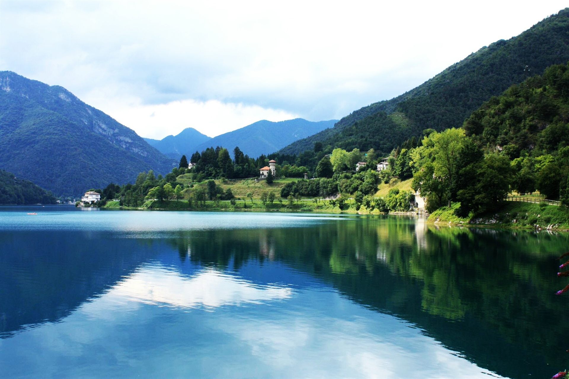 Il Lago di Ledro e le montagne della valle
