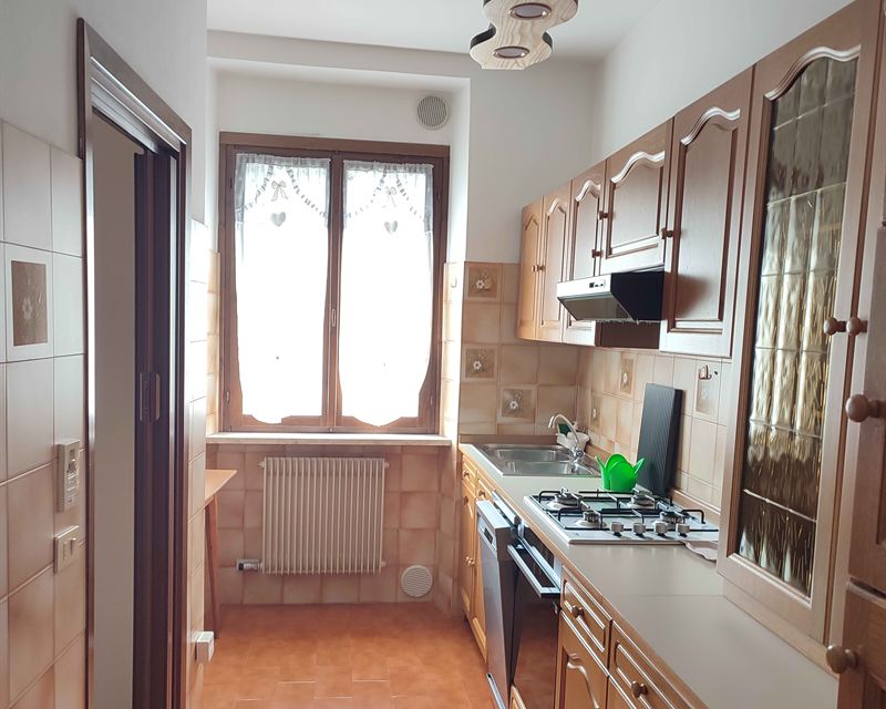 La cucina attrezzata con lavastoviglie e forno