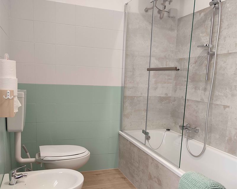 Il bagno con vasca e doccia