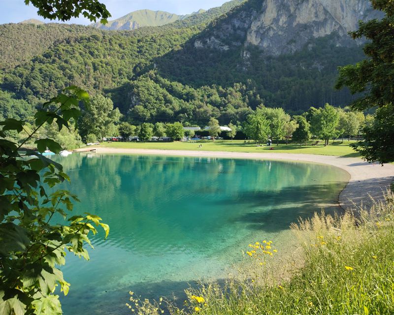 La spiaggia del Lago di Ledro con le montagne sullo sfondo