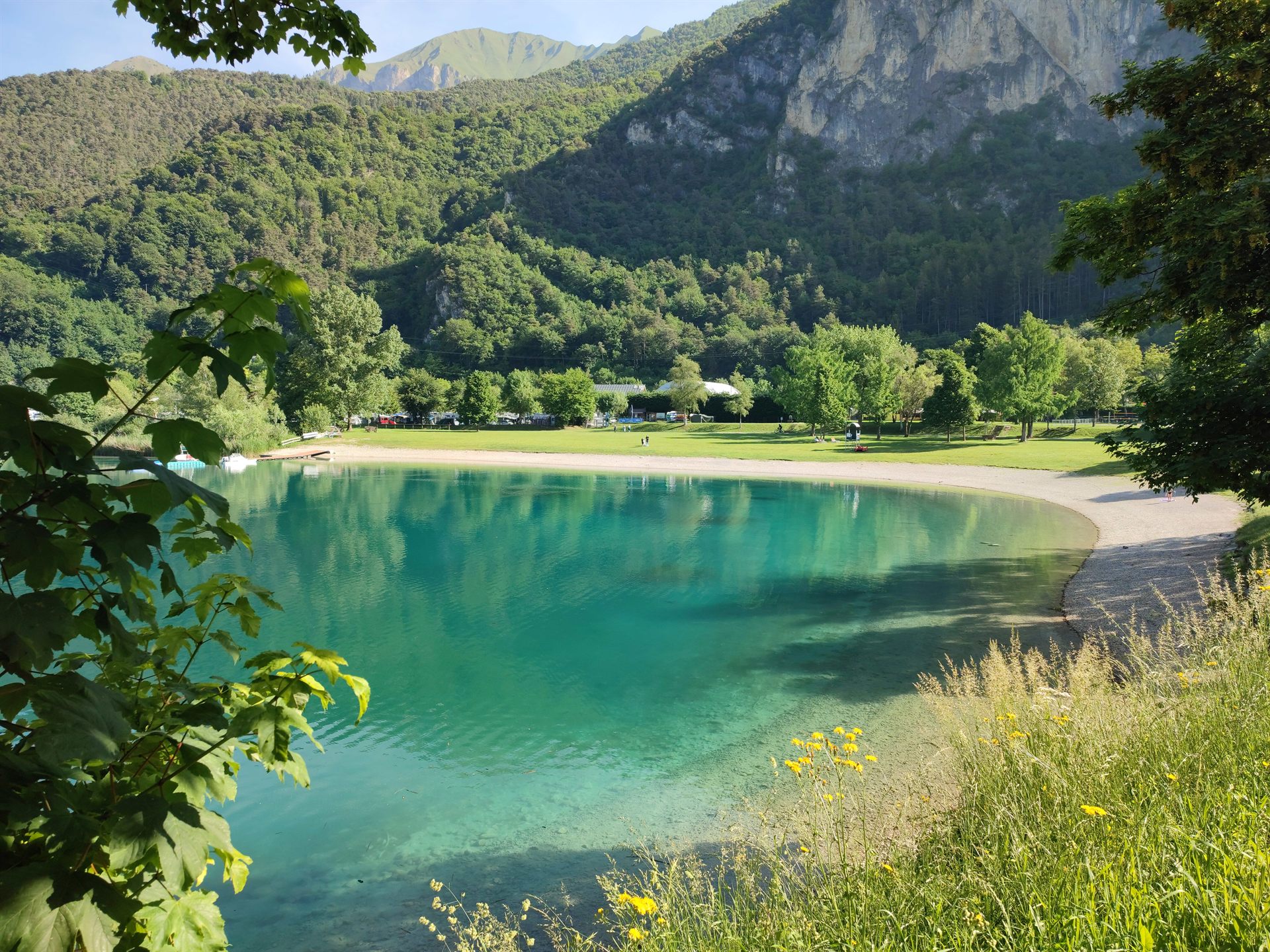 La spiaggia di Besta sul Lago di Ledro con la montagna sullo sfondo