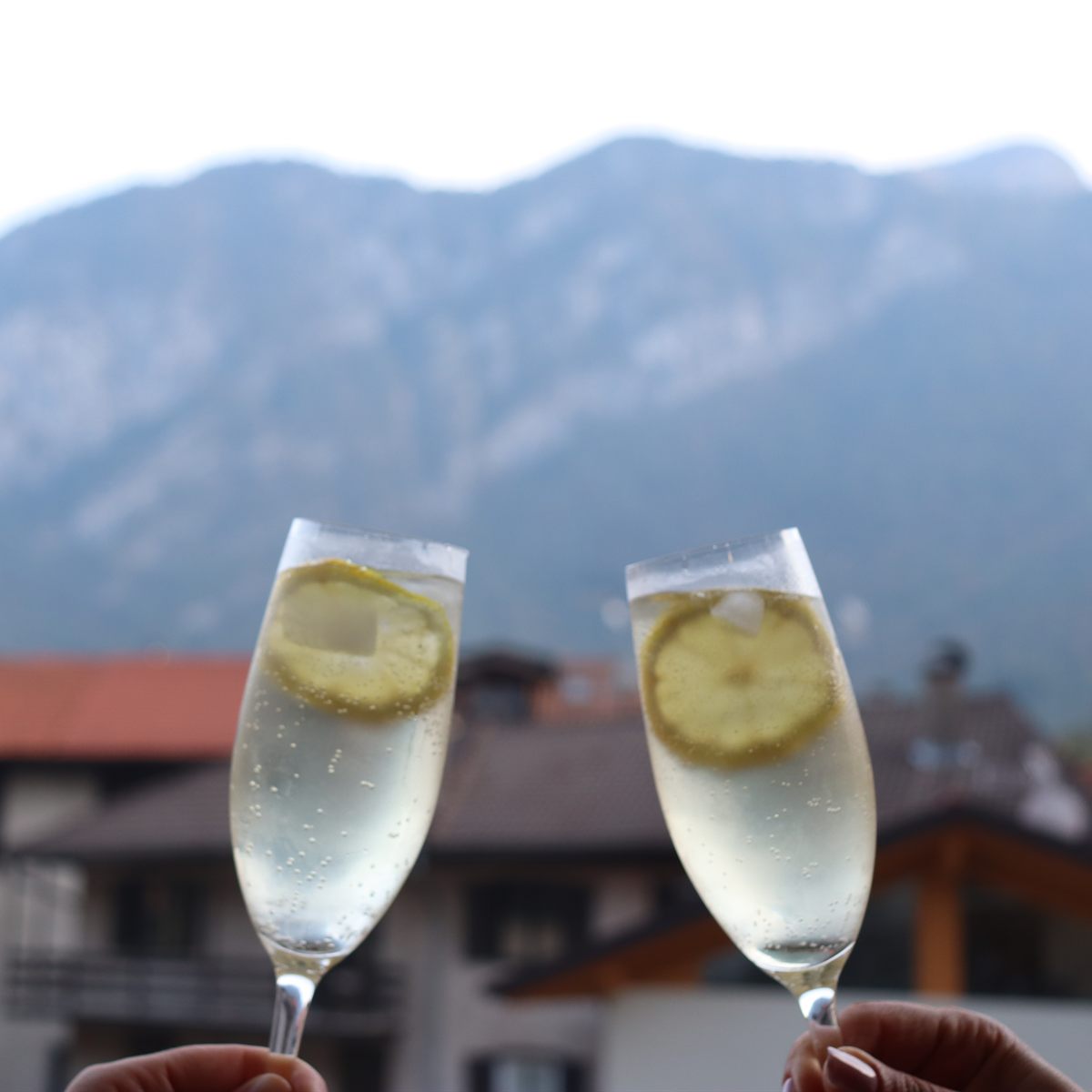 Brindisi sul balcone con le montagne della Valle di Ledro sullo sfondo
