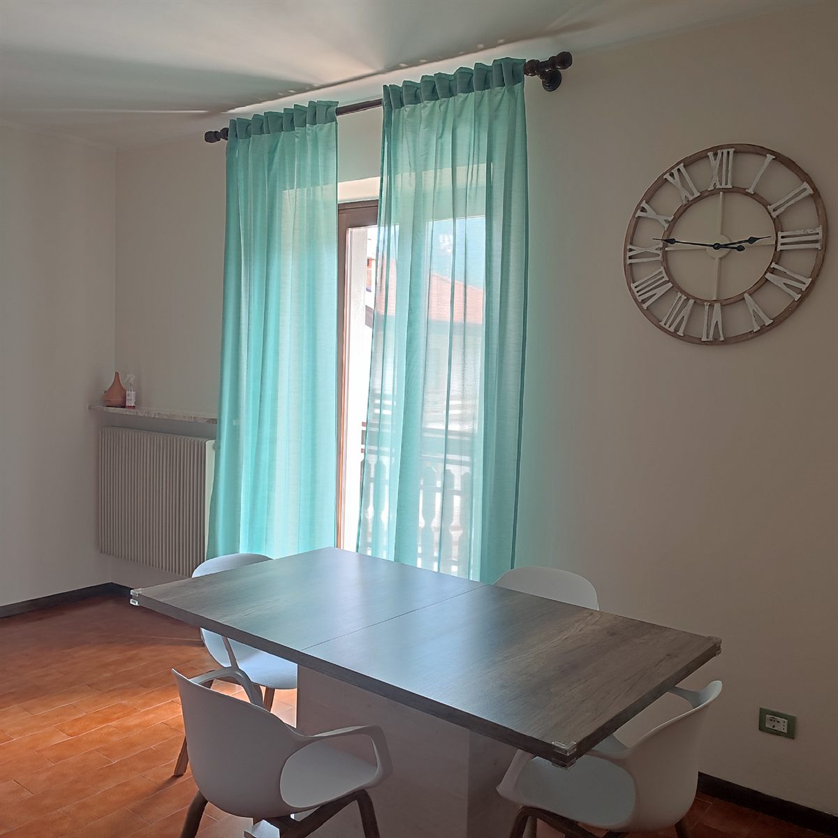 La sala da pranzo luminosa dell'appartamento